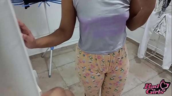 My stepmother and I are alone at home, I watch her picking up the clothes until she discovers me, a hot conversation, I end up convincing her and I fuck her